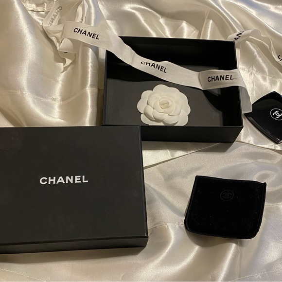 CHANEL Box, Ribbon, Dual Mirror with velvet protective cover, Camellia Flower - Picture 1 of 9
